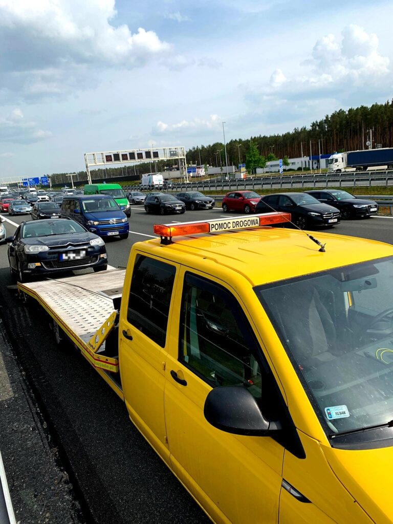 Zdjęcie przedstawiające usługę holowania pojazdu w Magdeburgu, oferowaną przez naszą doświadczoną i niezawodną firmę. Holowanie Magdeburg na najwyższym poziomie.