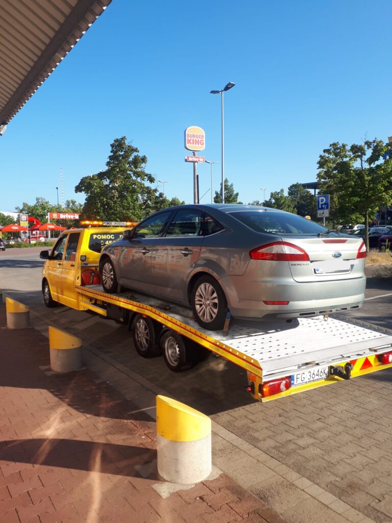 Laweta Magdeburg w trakcie załadunku samochodu na autostradzie – szybka pomoc drogowa i transport