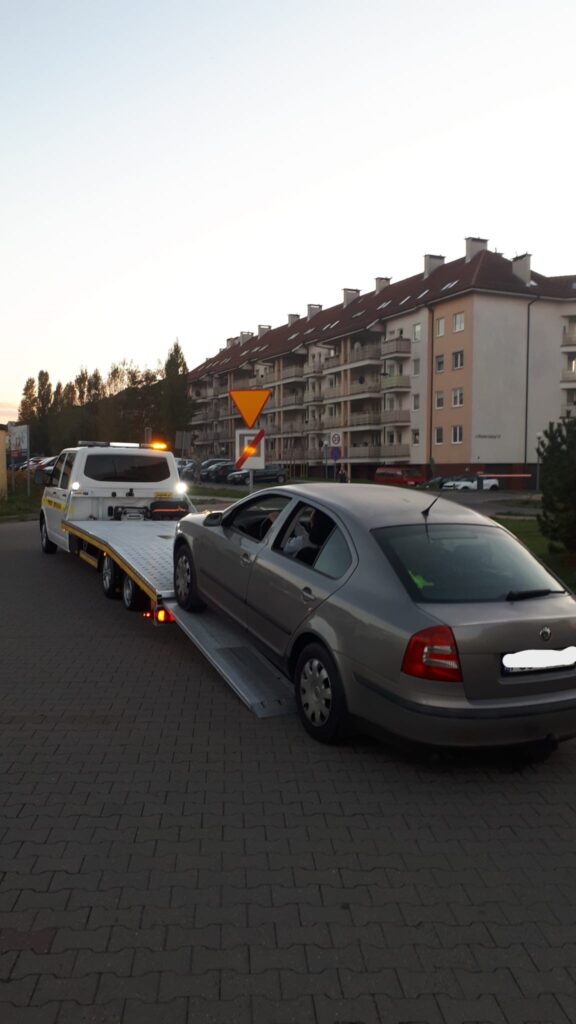 Laweta podczas holowania samochodu w Magdeburgu, profesjonalna pomoc drogowa w nagłych sytuacjach.