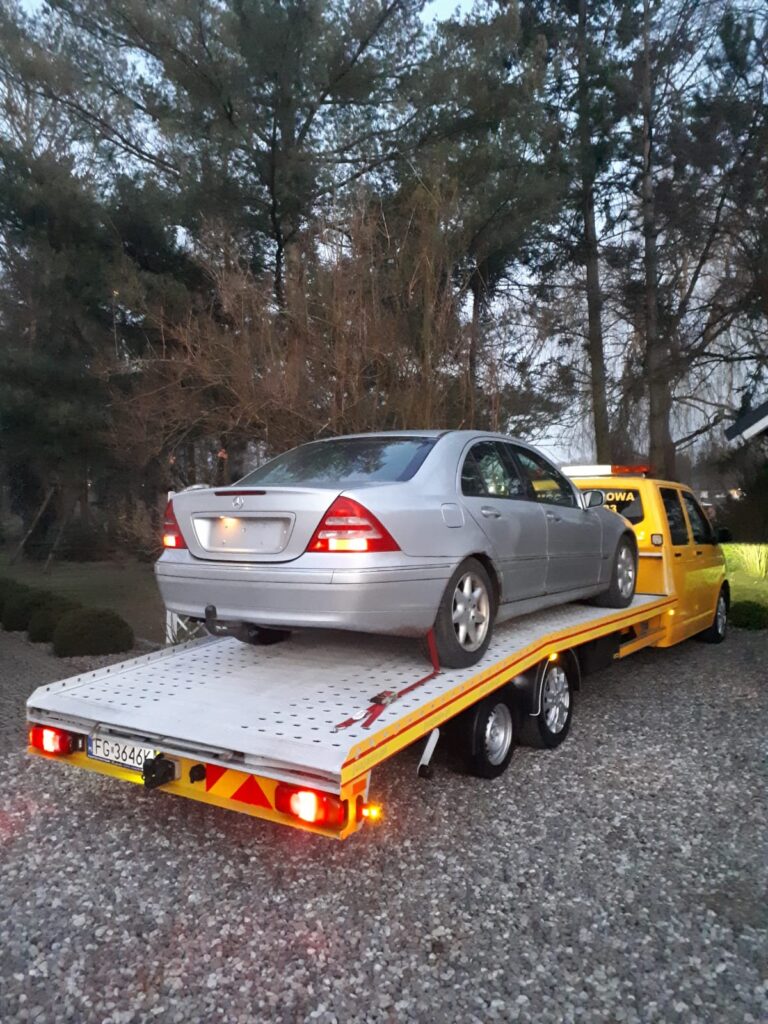 Laweta Magdeburg przewożąca samochód osobowy – szybki i bezpieczny transport pojazdów.