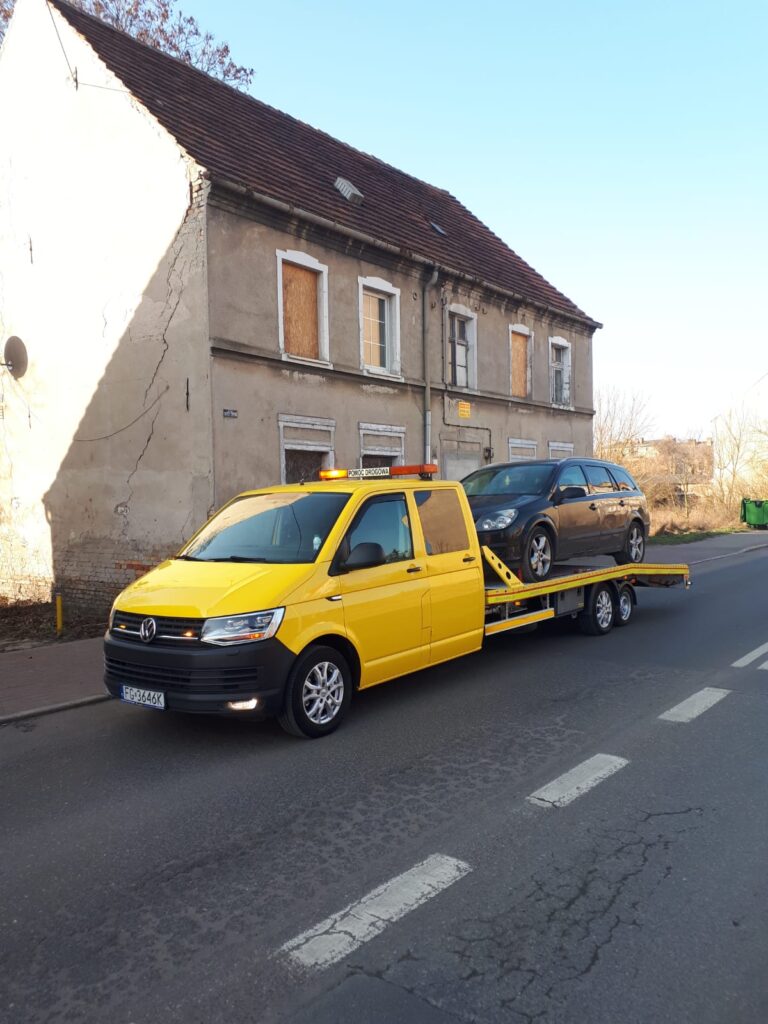 Laweta i mechanik pomagający kierowcy – pomoc drogowa Magdeburg dostępna 24/7.
