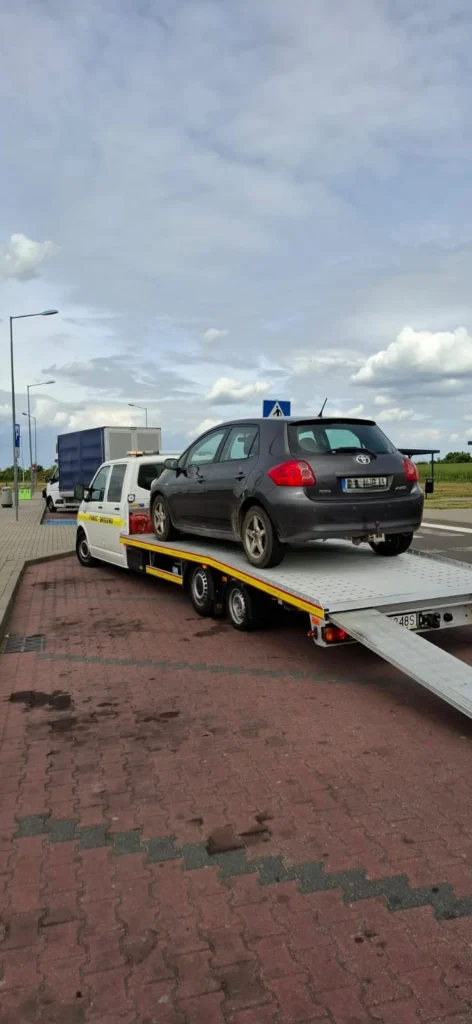 Samochód na poboczu autostrady z interweniującą ekipą pomoc drogową Magdeburg, wspierającą kierowców z zagranicy