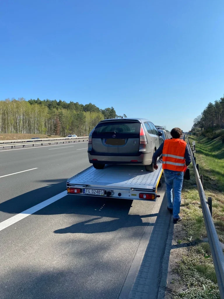 Profesjonalna pomoc drogowa Magdeburg zabezpieczająca pojazd i miejsce wypadku, szybki dojazd i transport auta po kolizji